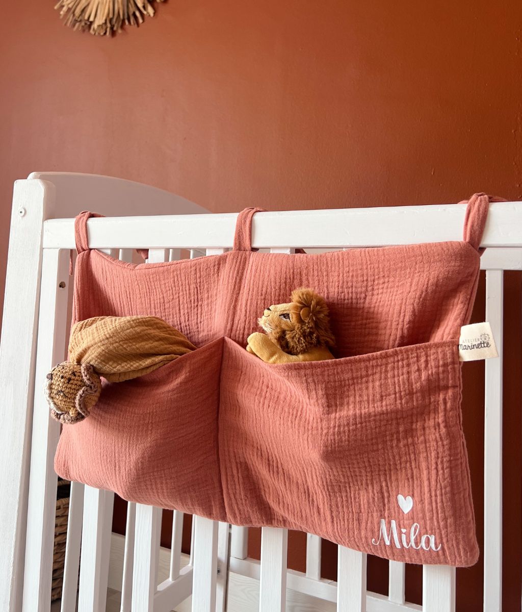 Marilou legt das Kuscheltier weg