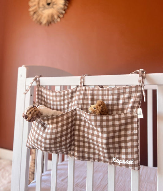 Marilou legt die karierte Bettdecke weg