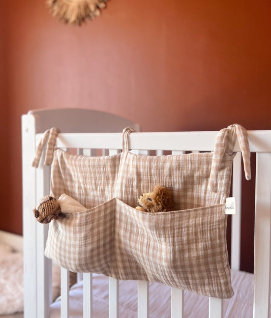 Marilou legt die karierte Bettdecke weg