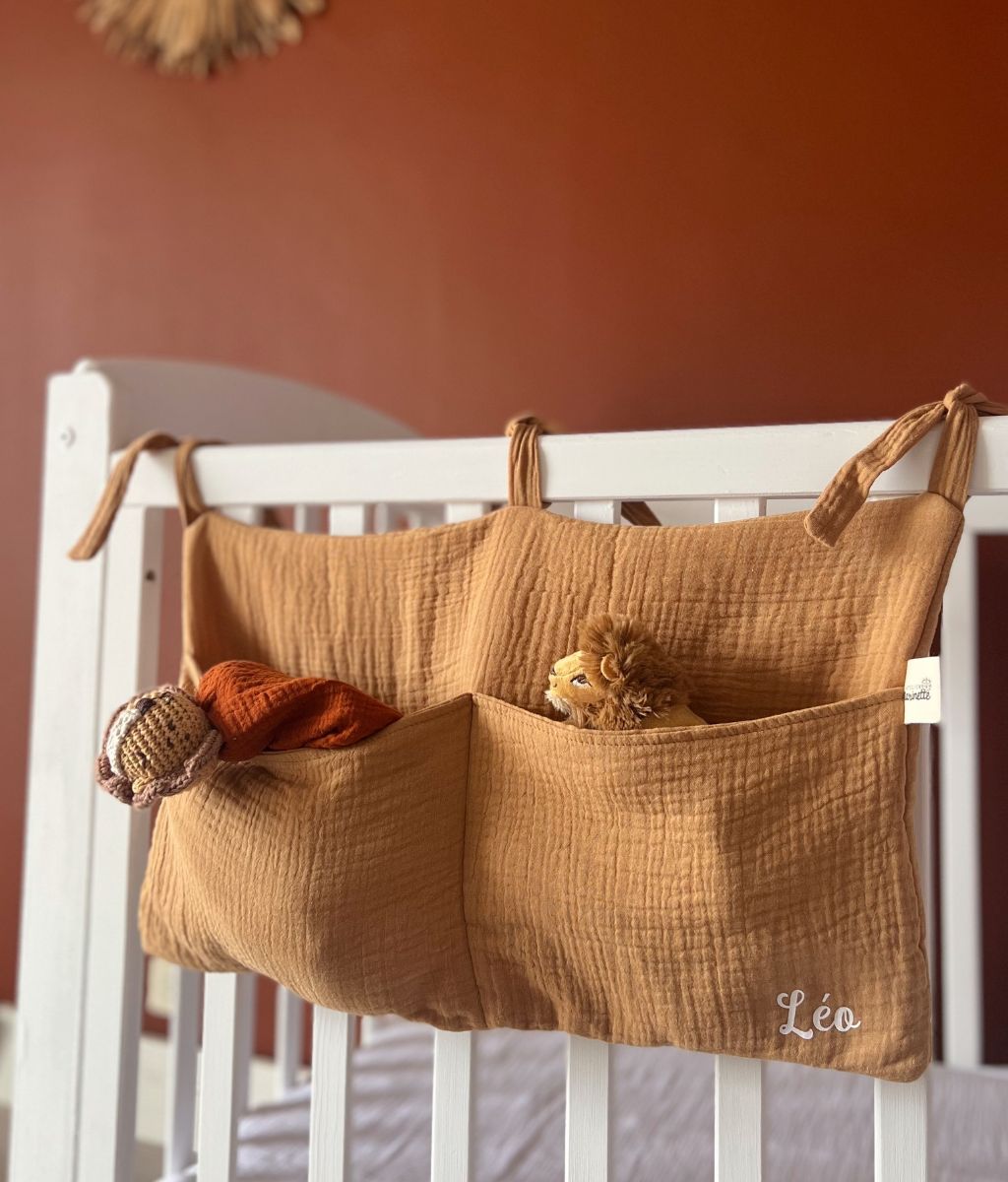 Marilou legt das Kuscheltier weg