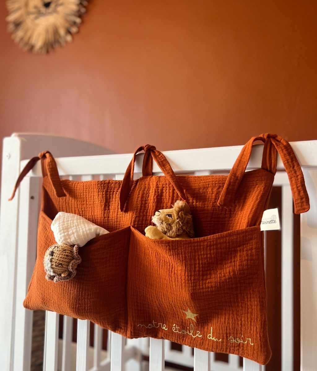 Marilou legt das Kuscheltier weg