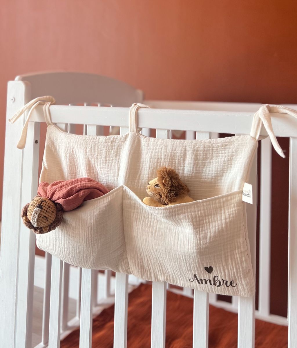 Marilou legt das Kuscheltier weg