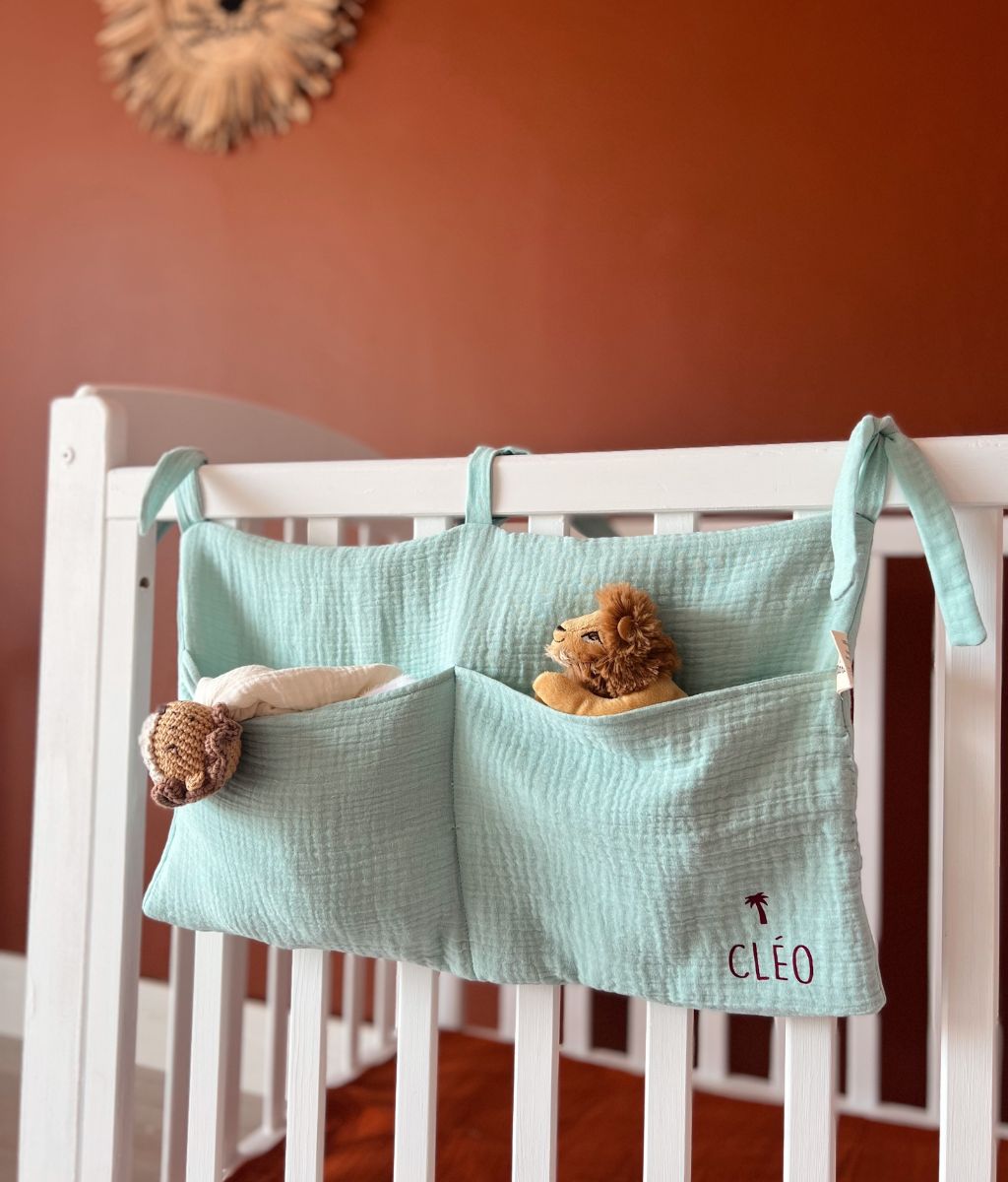 Marilou legt das Kuscheltier weg