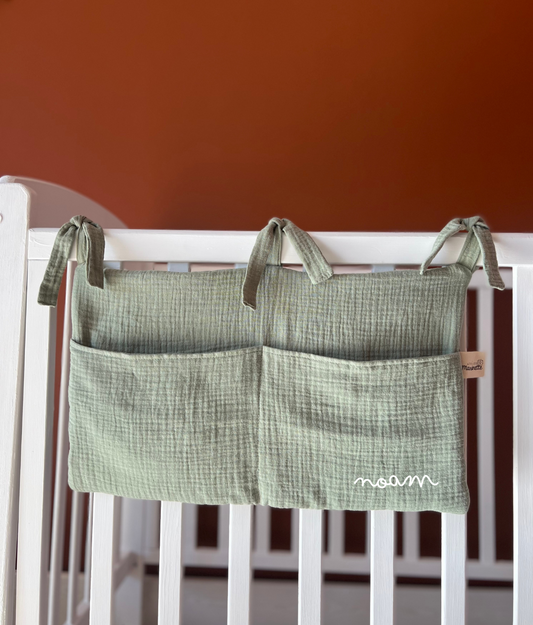 Marilou legt das Kuscheltier weg