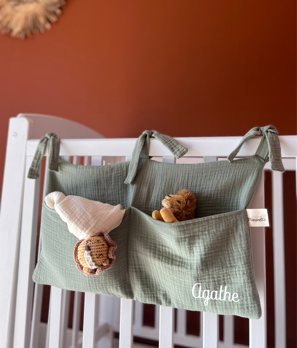 Marilou legt das Kuscheltier weg