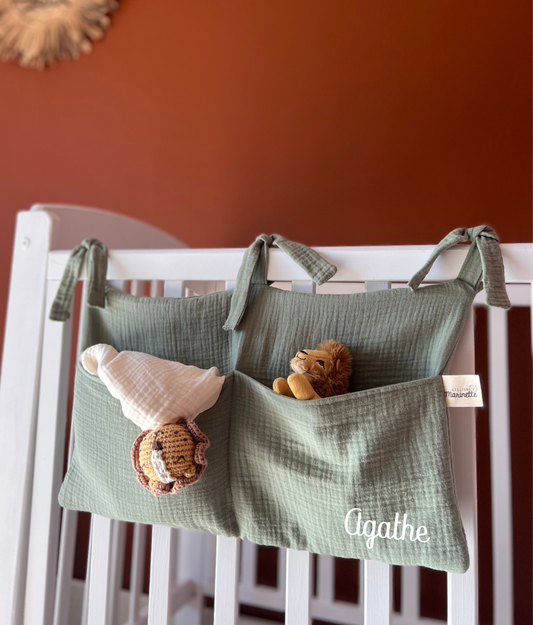 Marilou legt das Kuscheltier weg